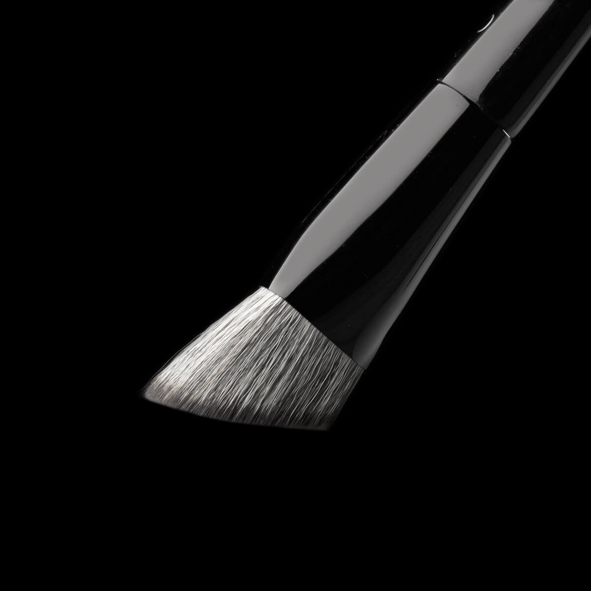 C1 Triangle Foundation Brush - COZZETTE