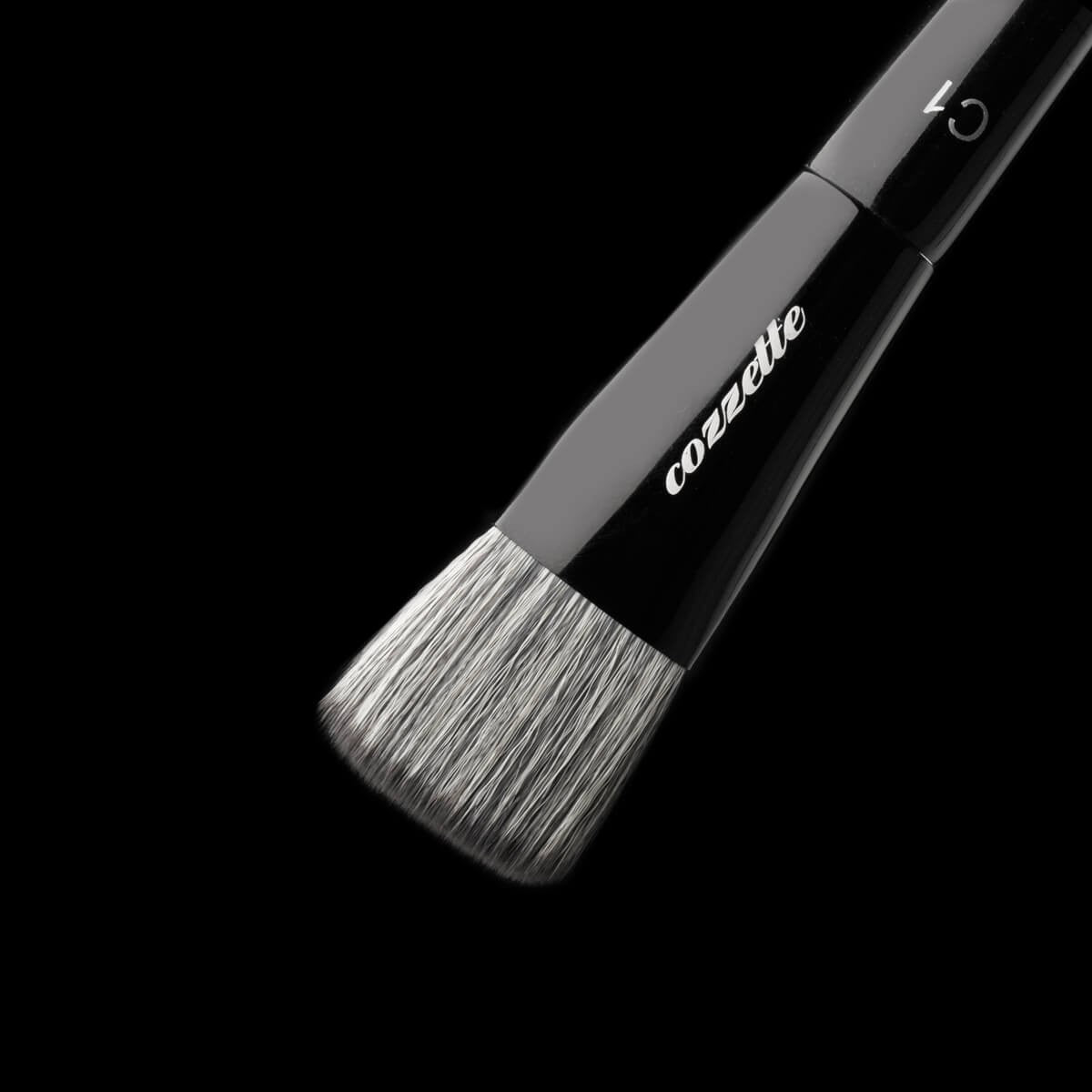 C1 Triangle Foundation Brush - COZZETTE