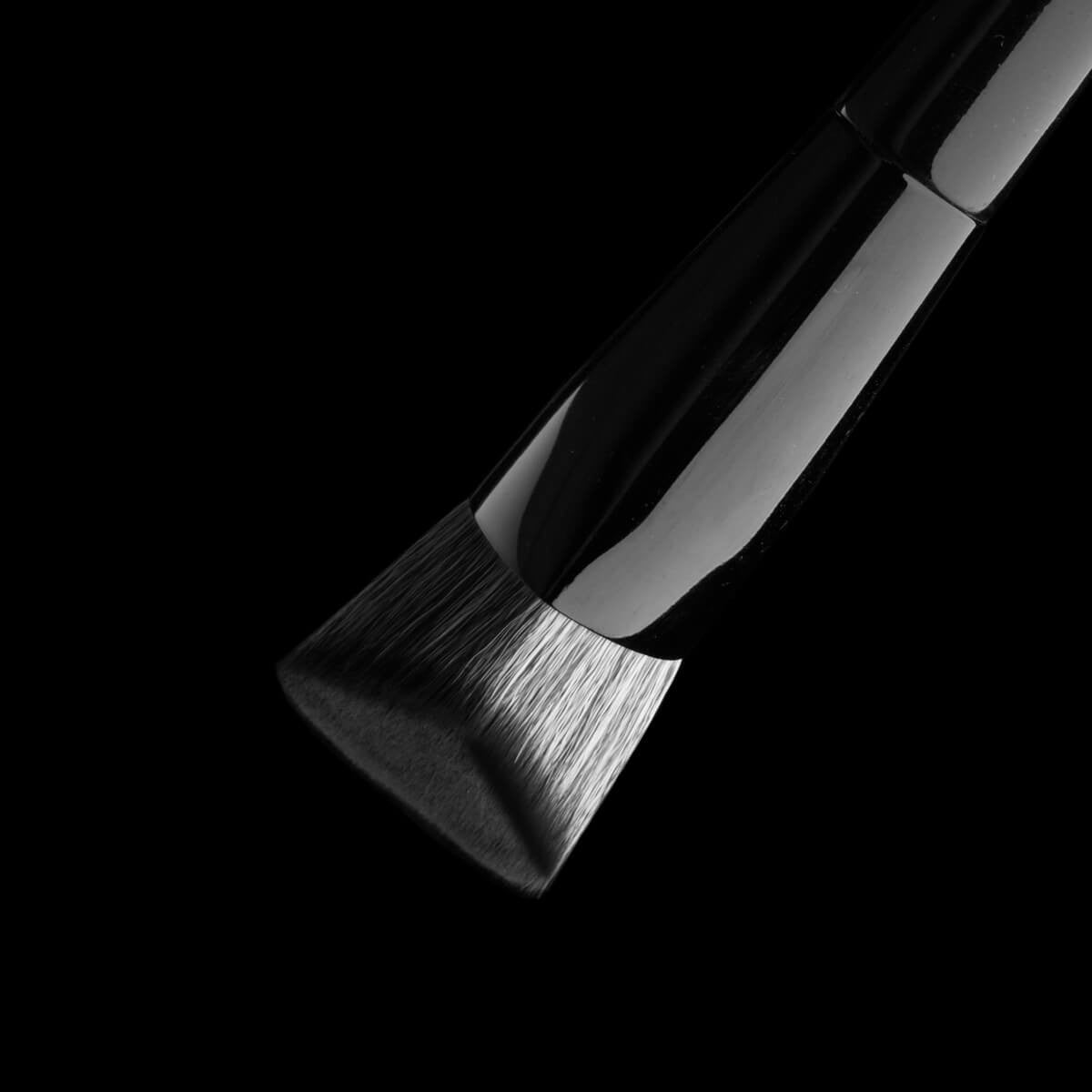 C1 Triangle Foundation Brush - COZZETTE