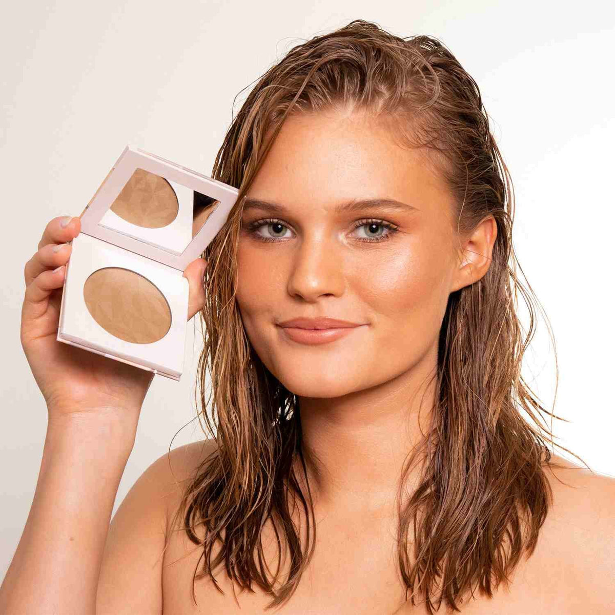 Infinity Bronzer Beyond - LH Cosmetics