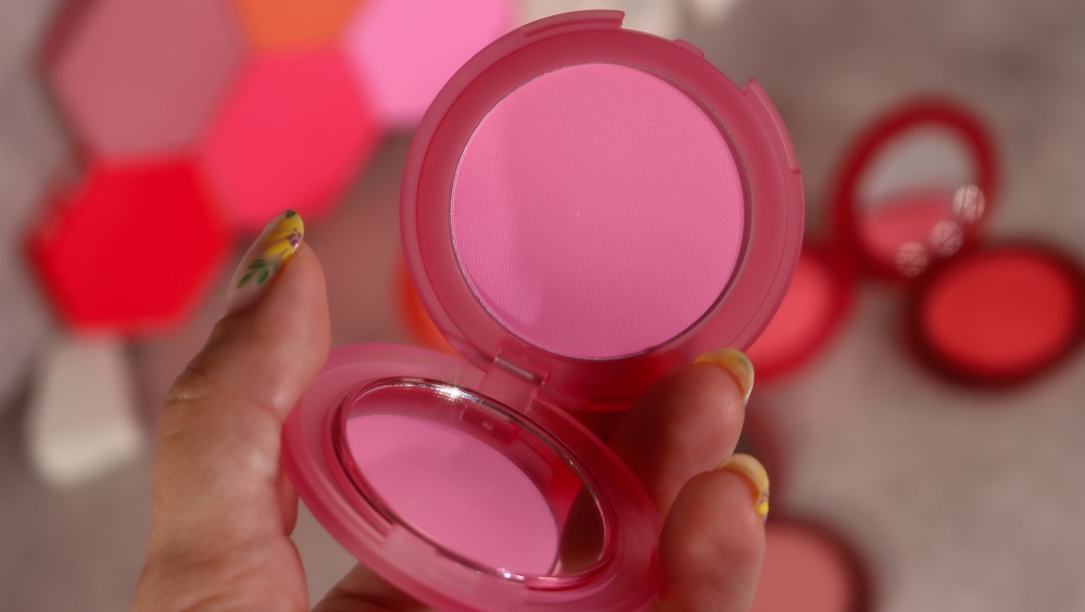 swatches close-up blurring powder blush